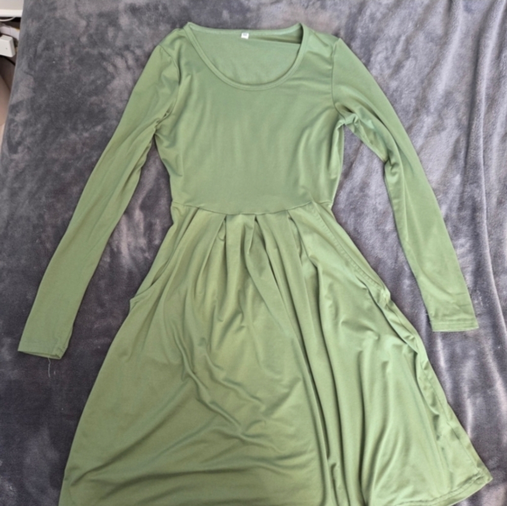 ☀️ 3/$15 - Green Long Sleeve Dress - Picture 5 of 6